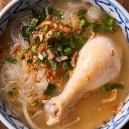 ก๋วยจั๊บญวนน่องไก่ หมูยอ (น้ำใส)