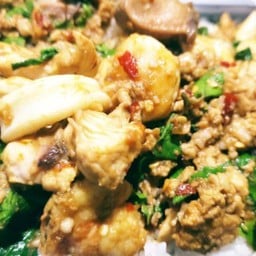 กะเพรารวมมิตรราดข้าว