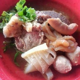 ก๋วยเตี๋ยวดงมูลเหล็ก หน้ามหาราช อยู่ตรงข้ามกับ โคราชสปา & บิวตี้คลับ
