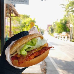 เบอร์เกอร์ไก่สไปซี่เพิ่มเบคอนชีส