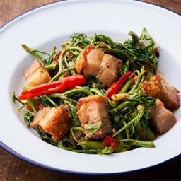 ผัดกระเฉดหมูกรอบ