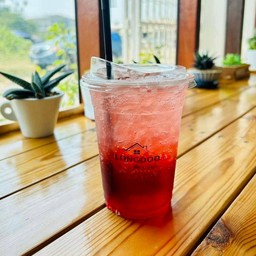 สตรอว์เบอร์รี่โซดา