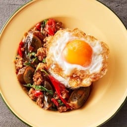 ข้าวราดกะเพราไข่เยี่ยวม้า + หมูสับ (ราคาไม่รวมไข่ดาว)