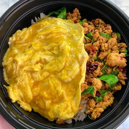 ข้าวกระเพราไก่คู่ไข่ข้น