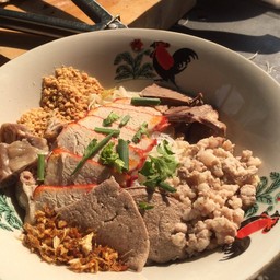 ร้านออน  ก๋วยเตี๋ยวเครื่องในหมู