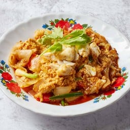 ก๋วยเตี๋ยวปลาหมึก / ปู (เส้นใหญ่ผัดผงกะหรี่)