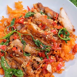 กะเพราหมูทอด (กับข้าว)