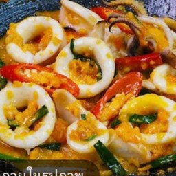 ปลาหมึกผัดไข่เค็มเป็นกับ