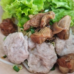 เส้นเล็ก(น้ำ)หมูตุ๋น,หมูเด้ง