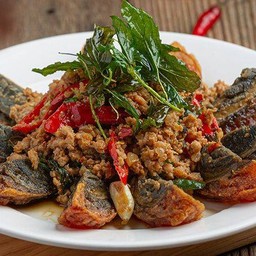 กระเพรากรอบไข่เยี่ยวม้า
