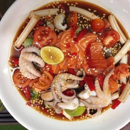 ยำแซลมอนหมึกสาย