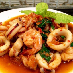ผัดกะเพรา รวมมิตร กับข้าว