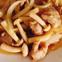 ข้าวราด เห็ดญี่ปุ่นผัดหมูชิ้นน้ำมันหอย