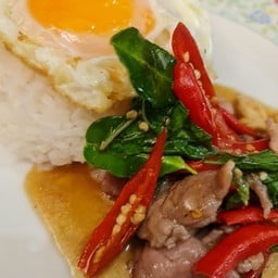 ข้าวกะเพราเนื้อสด