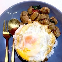 ข้าวกะเพาลูกชิ้นเนื้อ+ไข่ดาว