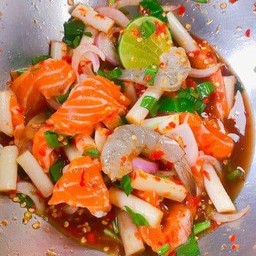ยำแซลมอนกุ้งสด