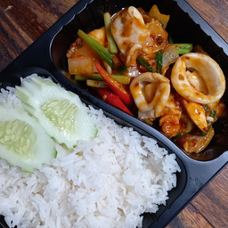 ข้าวราดหมึกผัดไข่เค็ม