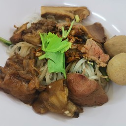 ก๋วยเตี๋ยวเนื้อรวม (混合牛肉麵) (Beef noodles)