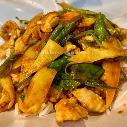 ผัดพริกแกงไก่ ใส่หน่อไม้เหลืองงง