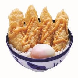 ข้าวหน้าไก่เทมปุระราดซอสเชดด้าชีส และไข่ออนเซ็น