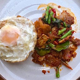 ข้าวหมูกรอบผัดพริกแกง