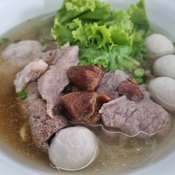 เส้นใหญ่(น้ำ)ลูกชิ้นหมู,หมูตุ๋น,หมูสด,หมูเด้ง