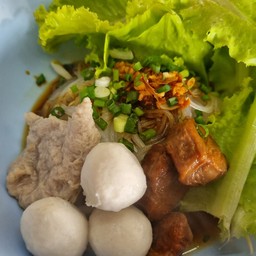 บะหมี่(น้ำ)ลูกชิ้นหมู,หมูตุ๋น,หมูเด้ง