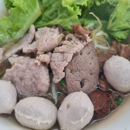 เส้นใหญ่(น้ำ)ลูกชิ้นหมู,หมูสด,หมูเด้ง