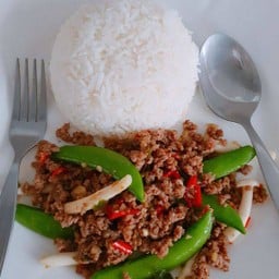 ข้าวราด เนื้อสับผัดถั่วลันเตาหวานเห็ดญี่ปุ่น