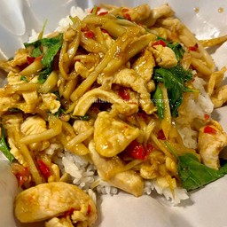 กะเพราไก่ หน่อไม้ดอง