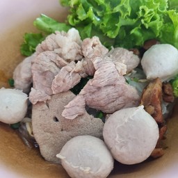 เส้นใหญ่(น้ำ)ลูกชิ้นหมู,หมูตุ๋น,หมูสด