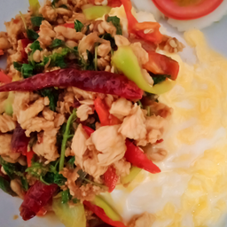 ข้าวไข่ข้นกระเพราไก่ชิ้น