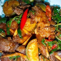 ข้าวผัดเผ็ดเนื้อ