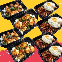 ข้าวราดกะเพราหมูกรอบฟรีไข่ดาว 4 กล่อง+ข้าวราดหมูกรอบคั่วพริกเกลือฟรีไข่ 4 กล่อง