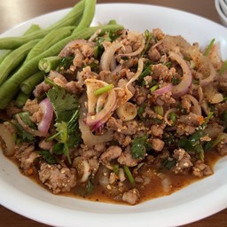 อาหารตามสั่ง ครัวหลังบ้านกระเพราพริกแห้ง