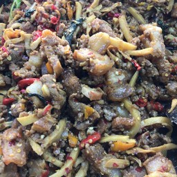 กระเพราหมูสับหมูกรอบ