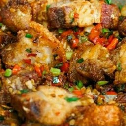 หมูกรอบคั่วพริกเกลือราดข้าว