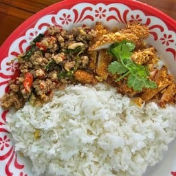 ข้าวกะเพราหมูสับ+ไก่ทอด