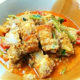 ข้าวผัดผงกะหรี่หมูกรอบ