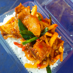 ผัดพริกแกงหน่อไม้เหลือง