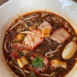 ก๋วยเตี๋ยวต้มยำน้ำตกหมูแดง