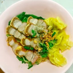 บะหมี่เกี๊ยวหมูกรอบ