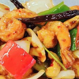 กุ้งผัดเม็ดมะม่วงหิมพานต์ราดข้าว