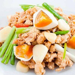 หมูสับผัดไข่เค็มราดข้าว