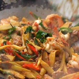 พริกกระเพราผัดหน่อไม้สดกุ้งใส่ใบโหระพา