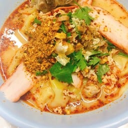 เกี๊ยวหมูแดงต้มยำน้ำ
