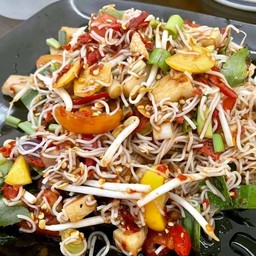 ตำป่าใส่ถั่วงอกเครื่องแน่นๆมีหมึกหอยหมูยอ