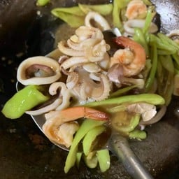 ข้าวผัดพริกหยวกทะเล