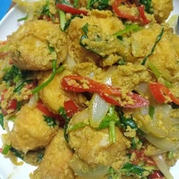 ข้าวผัดผงกะหรี่ปลาดอลลี่