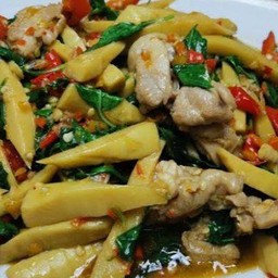 ข้าวราดพริกกระเพราผัดหน่อไม้หมูใส่ใบโหระพา